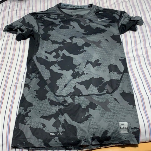 Compression shirts size medium - Picture 4 of 5